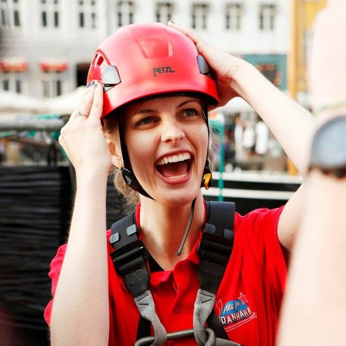 Carly in a climbing helmet on Alt for Danmark